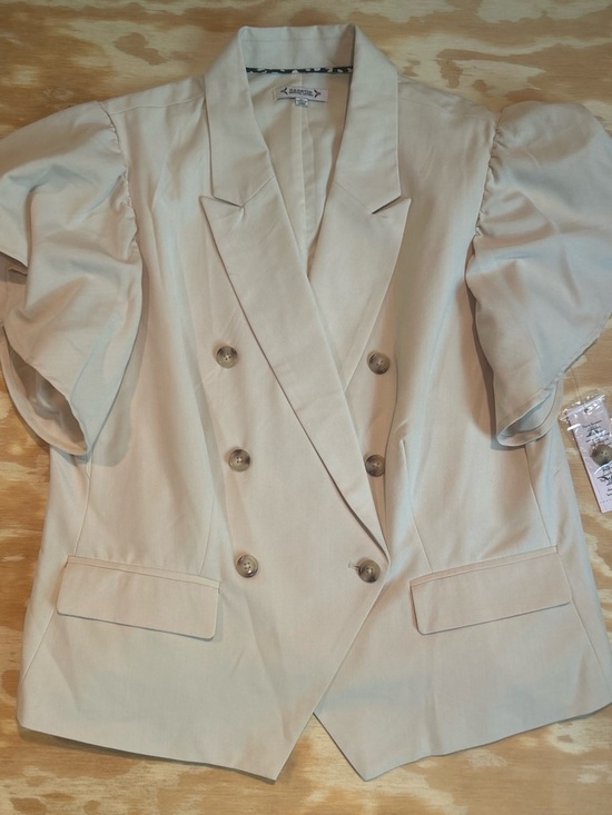 Nanette Lepore Jackets & Blazers - NWT’s Nanette Lepore Cream Double-Breasted Flutter Sleeve Blazer Size XL